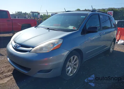 2009 Toyota Sienna Ce/Le z USA, uszkodzony, nr VIN 5TDZK23C995272592